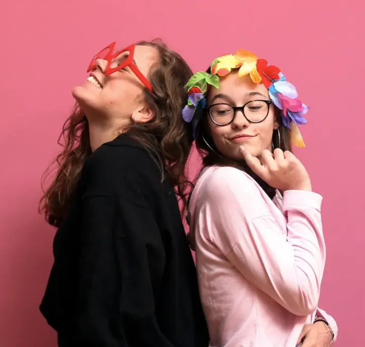Zwei junge Mädchen mit Brille und Blumenkranz in der Fotobox